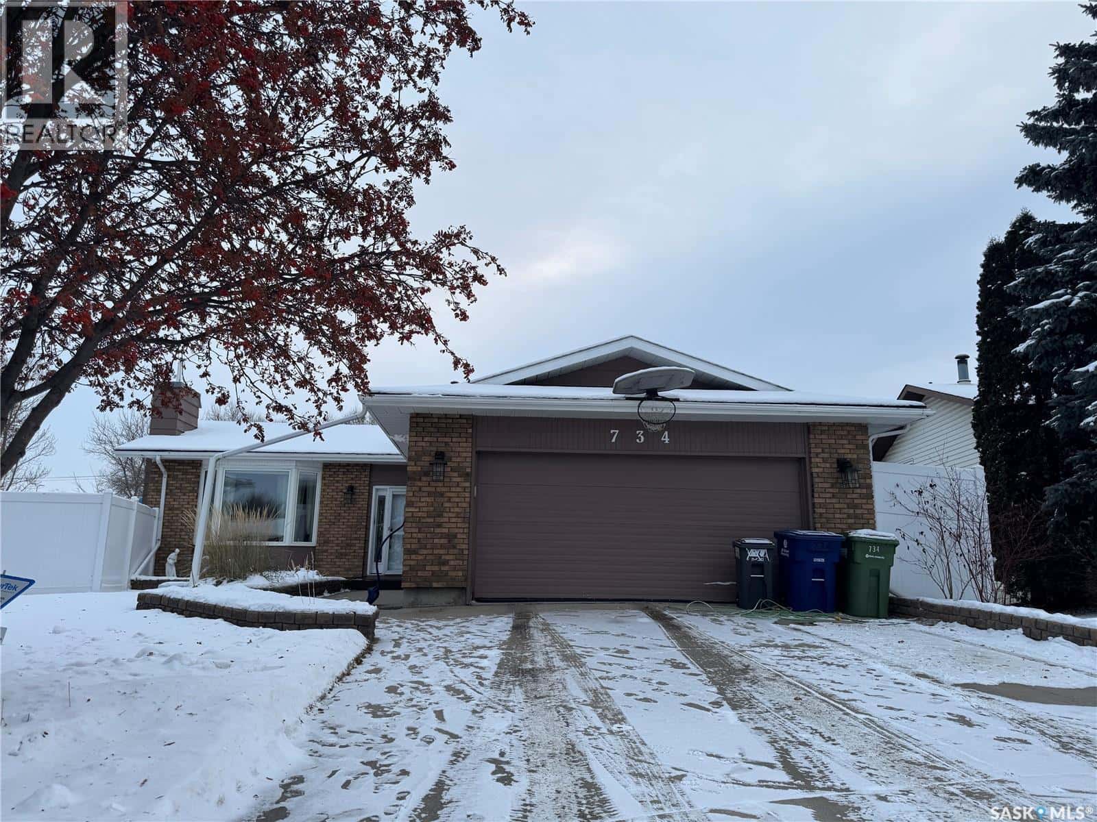 734 Wollaston COURT — Saskatoon, Saskatchewan - Photo 2 of 48