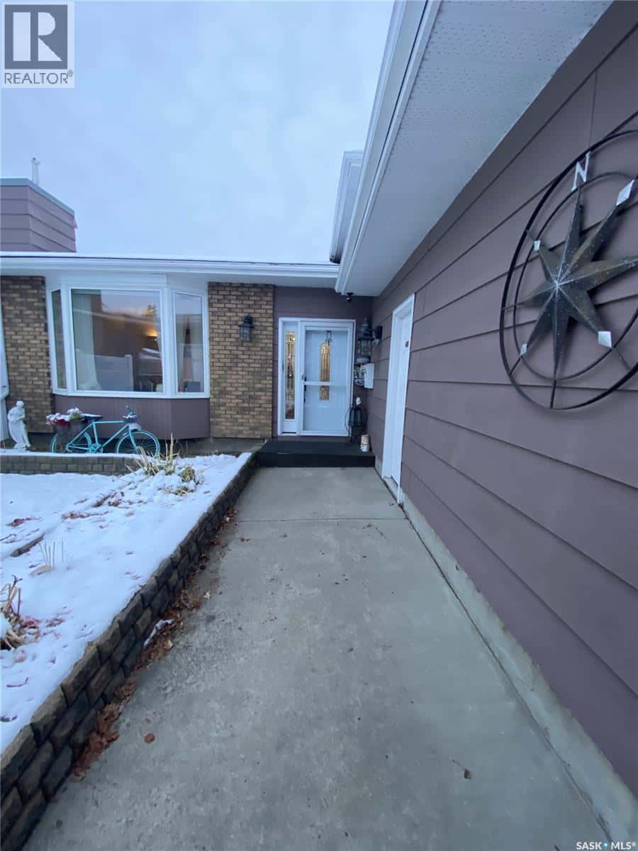 734 Wollaston COURT — Saskatoon, Saskatchewan - Photo 3 of 48