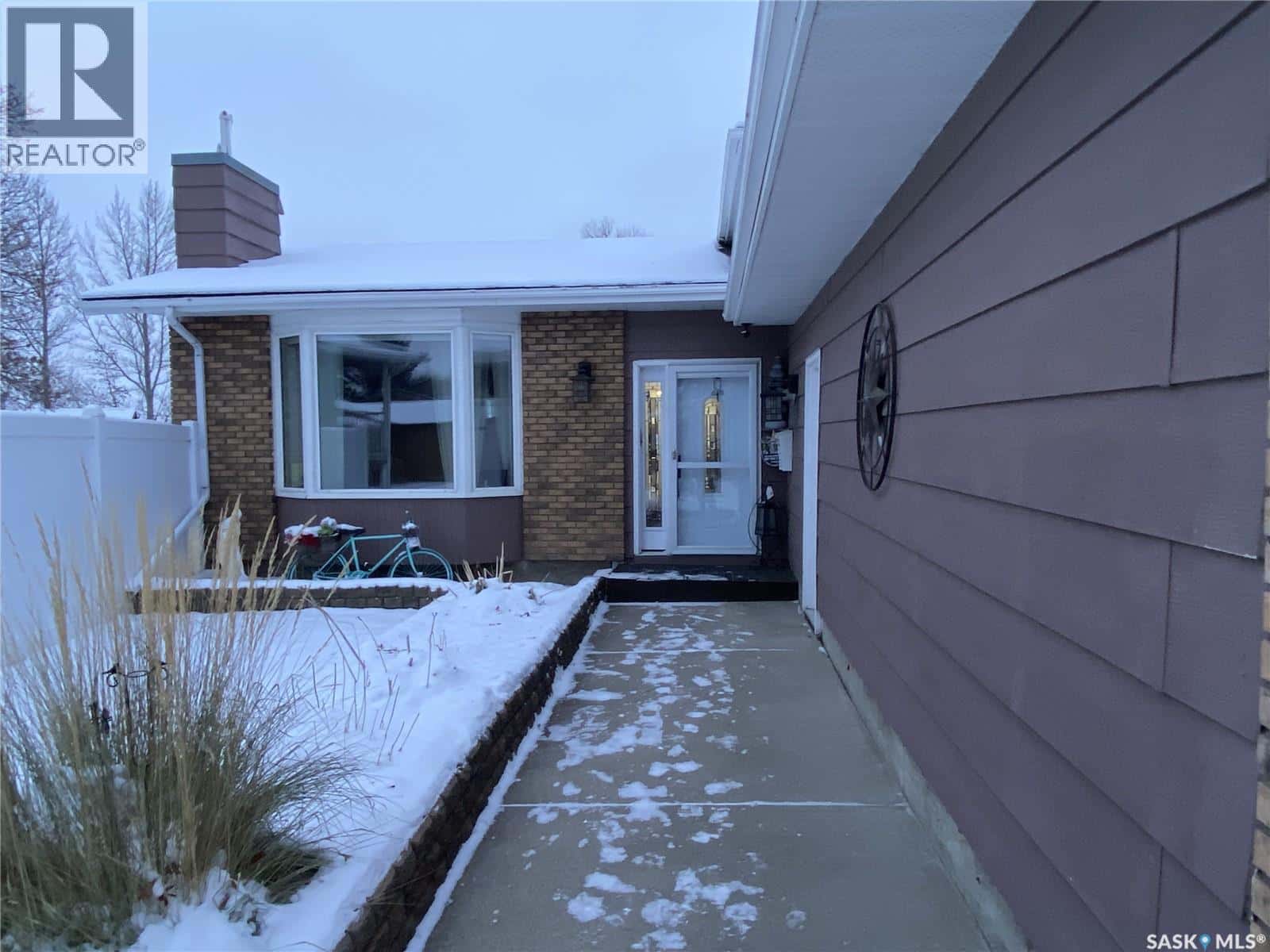 734 Wollaston COURT — Saskatoon, Saskatchewan - Photo 4 of 48