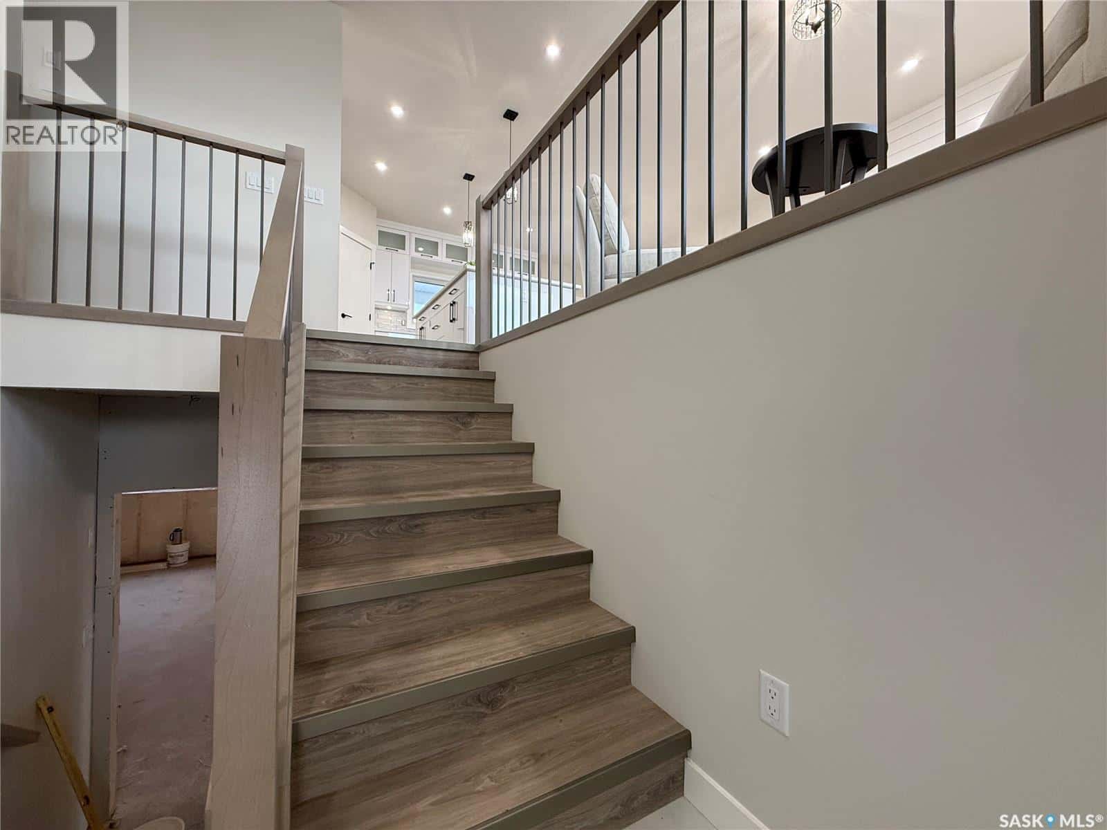 806 Ballesteros CRESCENT — Warman, Saskatchewan - Photo 3 of 28