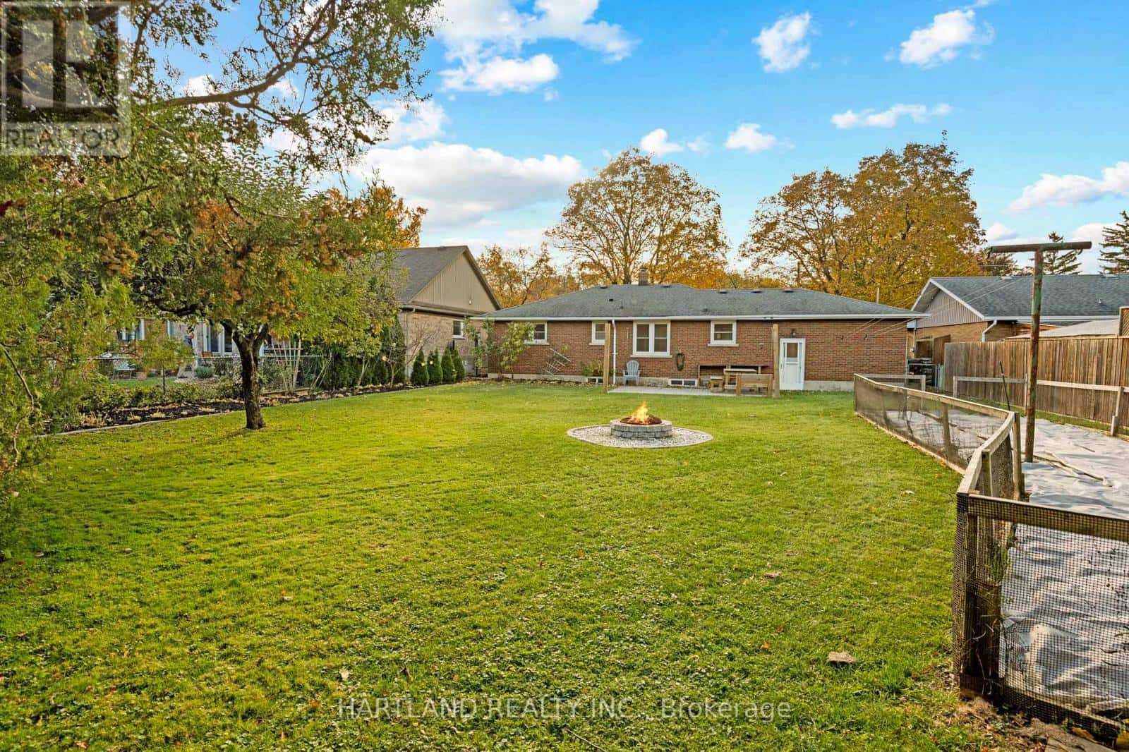 19 KENWORTH DRIVE — St. Catharines (Carlton/Bunting), Ontario - Photo 2 of 26