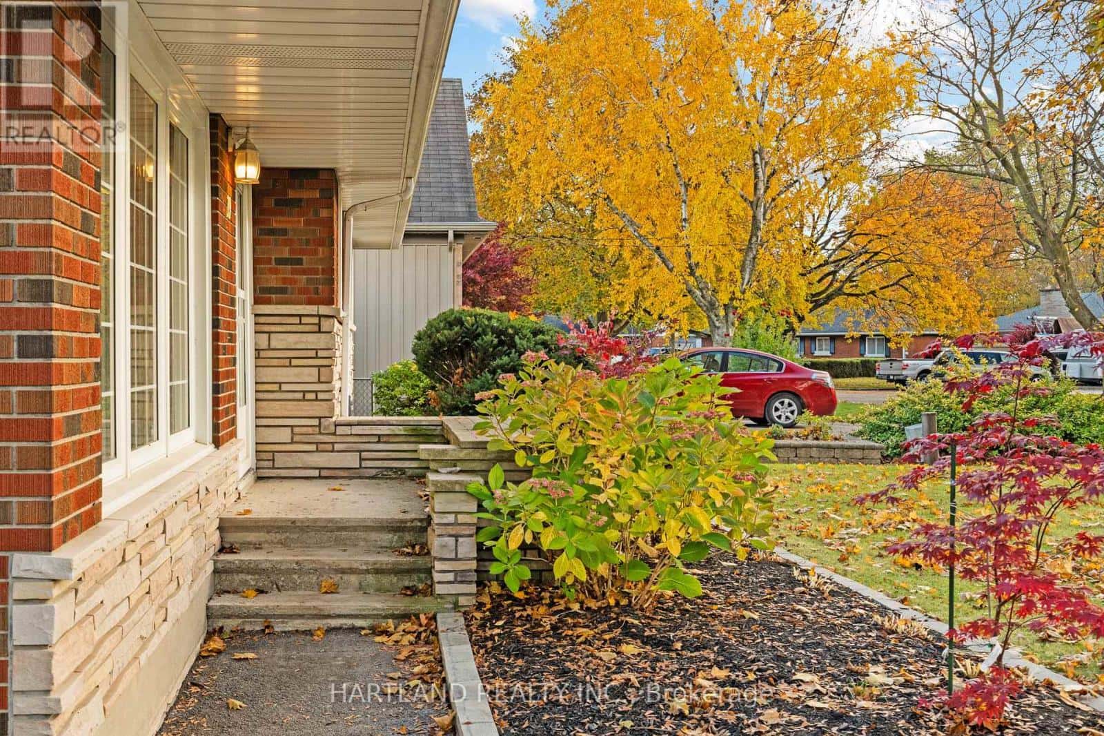 19 KENWORTH DRIVE — St. Catharines (Carlton/Bunting), Ontario - Photo 3 of 26