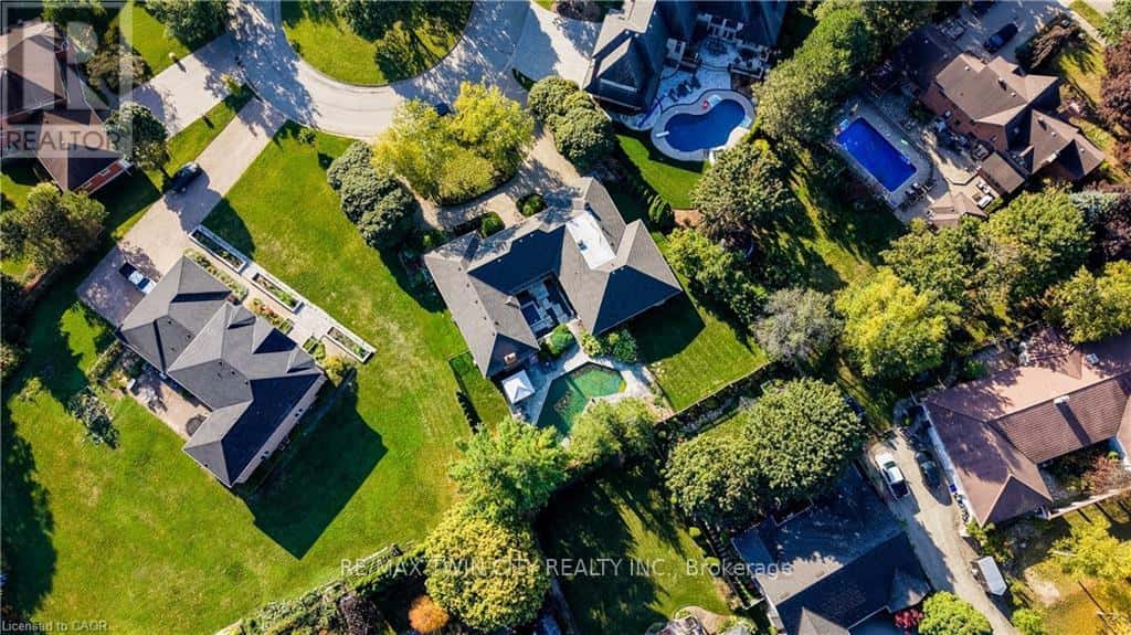 592 MANORWOOD COURT — Waterloo, Ontario - Photo 3 of 33