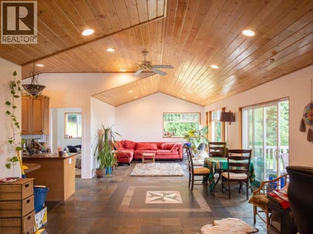 3431 ATREVIDA ROAD — Powell River, British Columbia - Photo 3 of 99