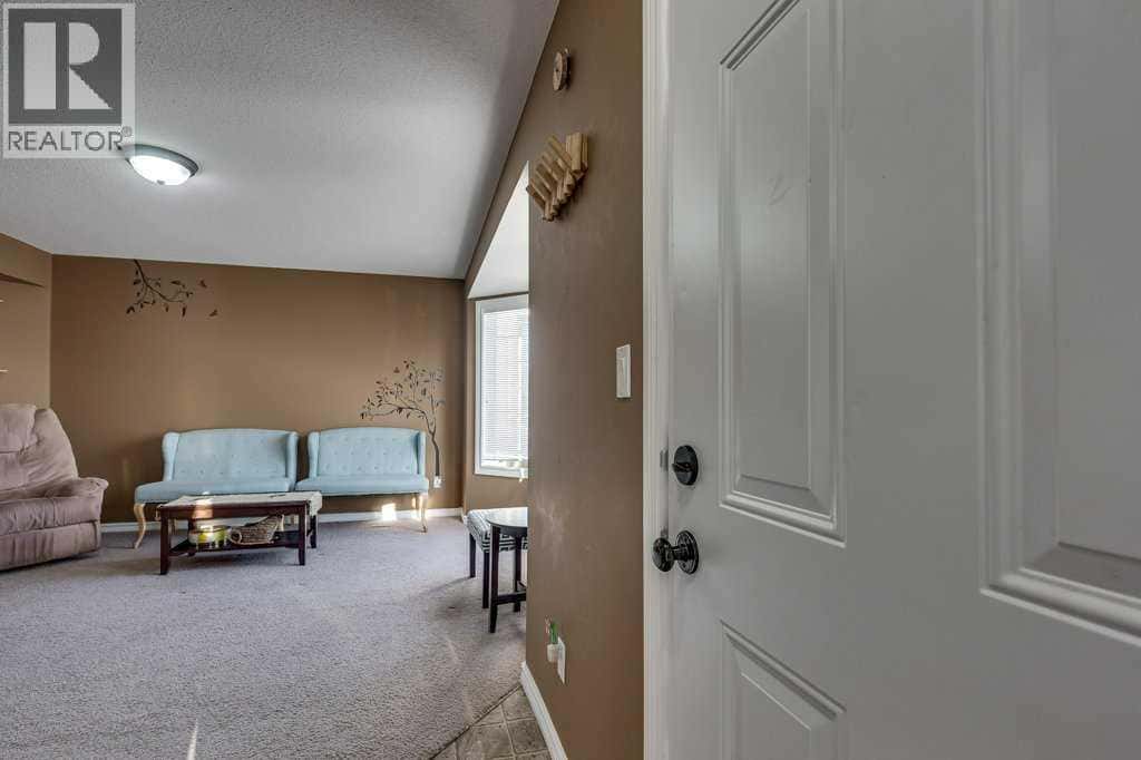 5322 55 Street — Lacombe, Alberta - Photo 3 of 42