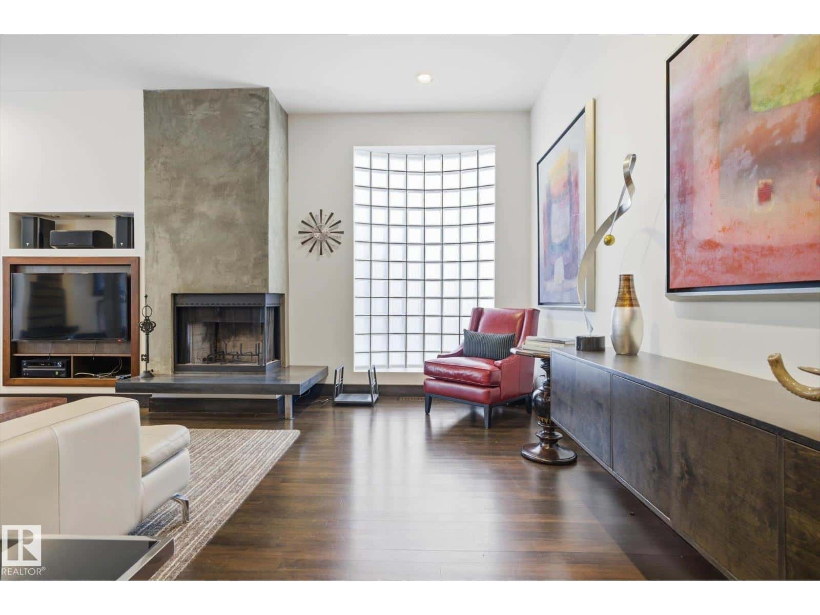 9012 98 ST NW — Edmonton, Alberta - Photo 5 of 47