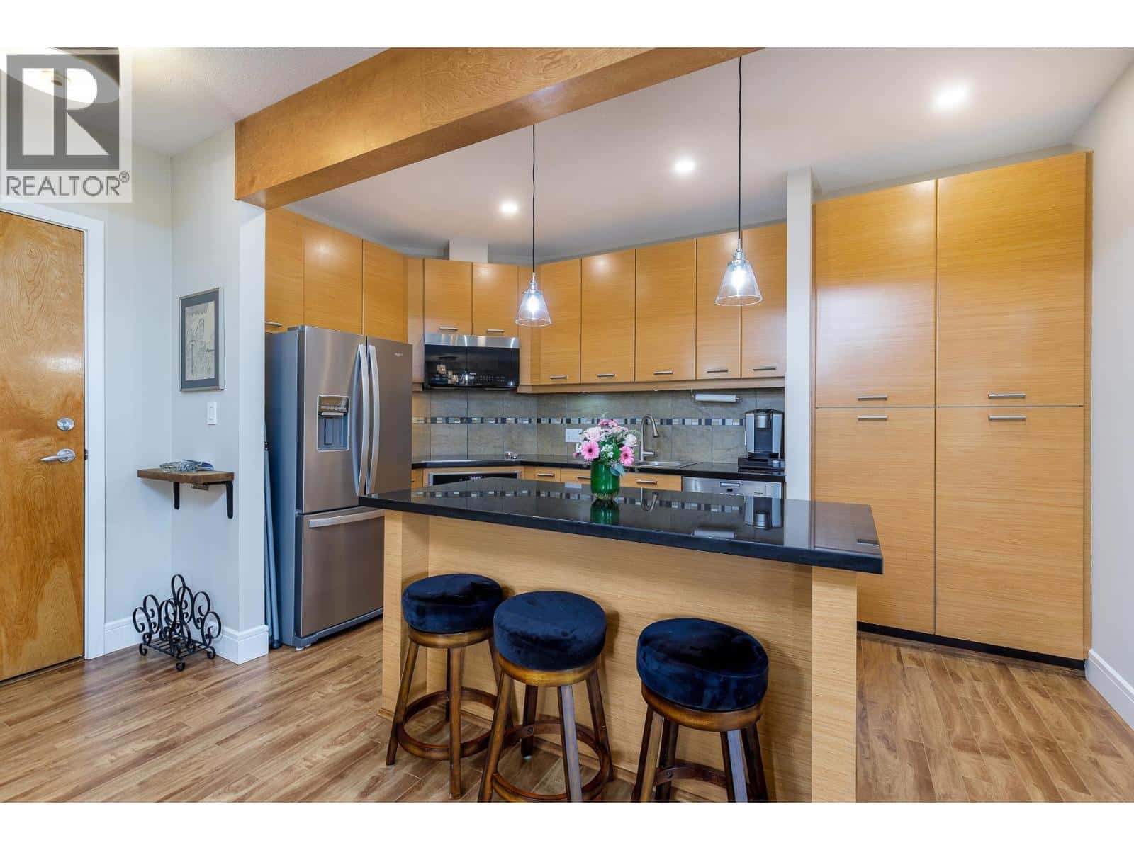 301 560 RAVEN WOODS DRIVE — North Vancouver, British Columbia - Photo 4 of 39