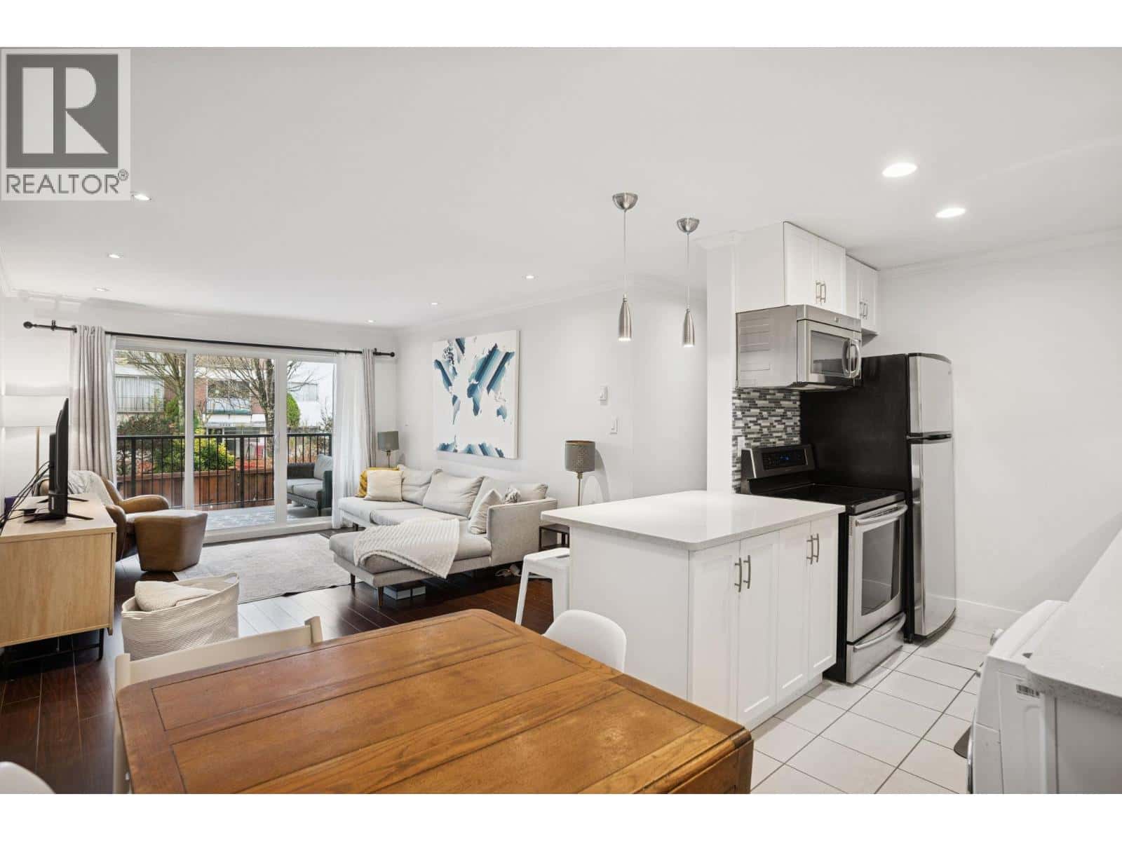 213 808 E 8TH AVENUE — Vancouver, British Columbia - Photo 3 of 16