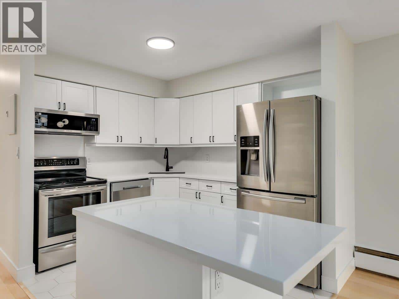 307 2255 YORK AVENUE — Vancouver, British Columbia - Photo 4 of 25