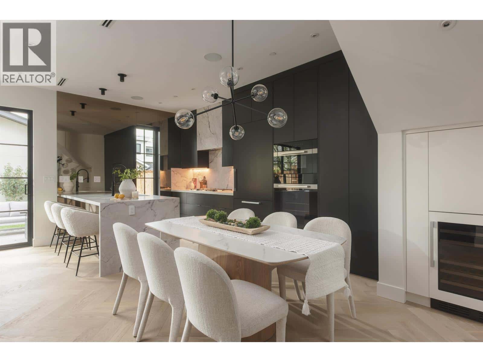 2 240 E 37TH AVENUE — Vancouver, British Columbia - Photo 3 of 23