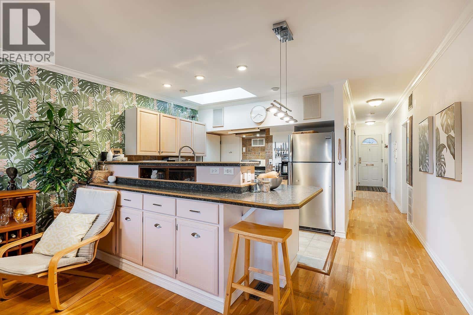 430 GARRETT STREET — New Westminster, British Columbia - Photo 2 of 40