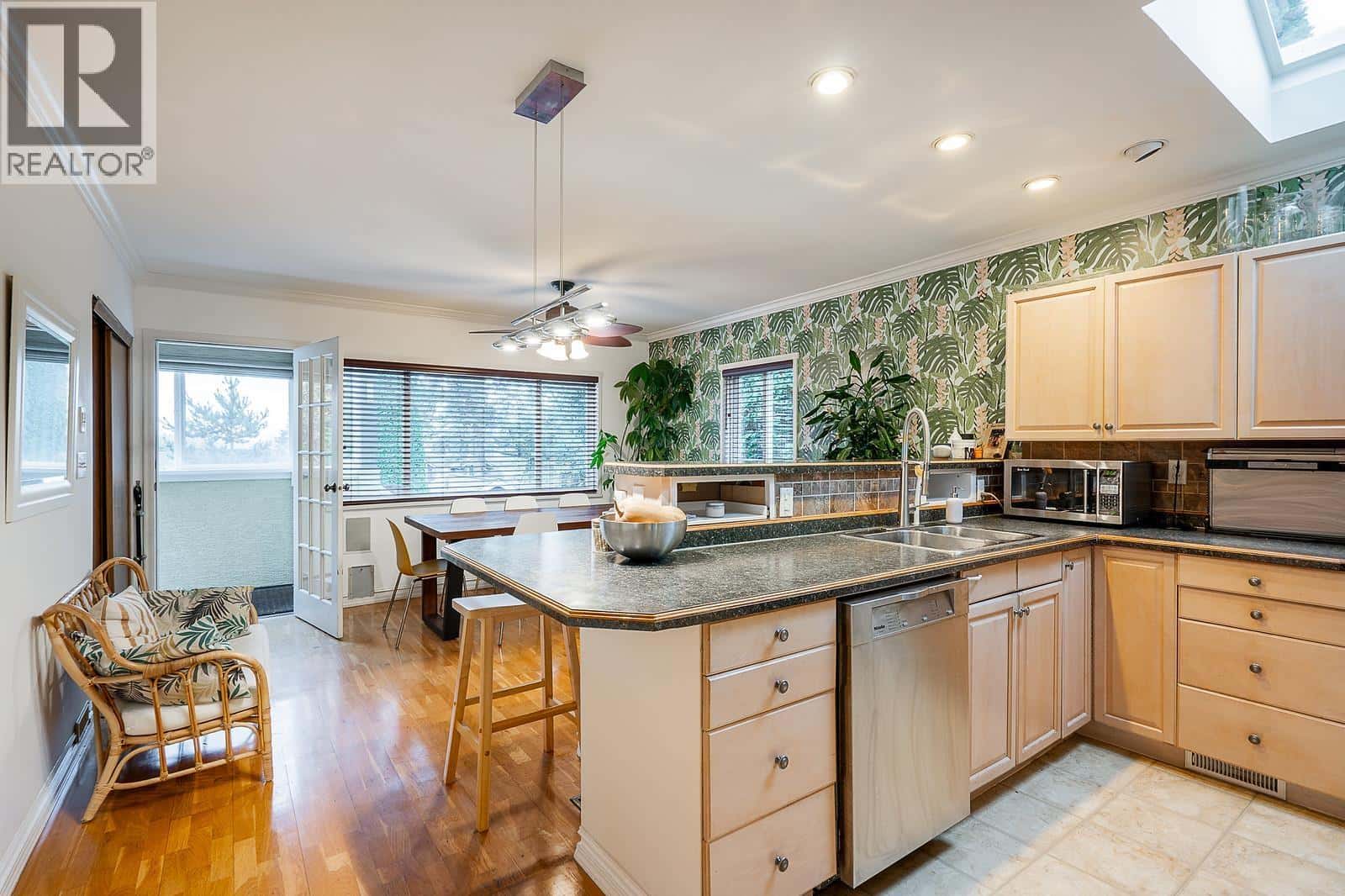 430 GARRETT STREET — New Westminster, British Columbia - Photo 3 of 40