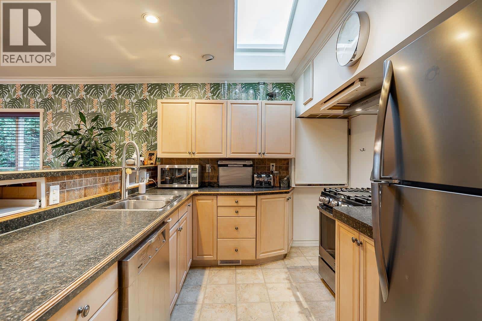 430 GARRETT STREET — New Westminster, British Columbia - Photo 5 of 40