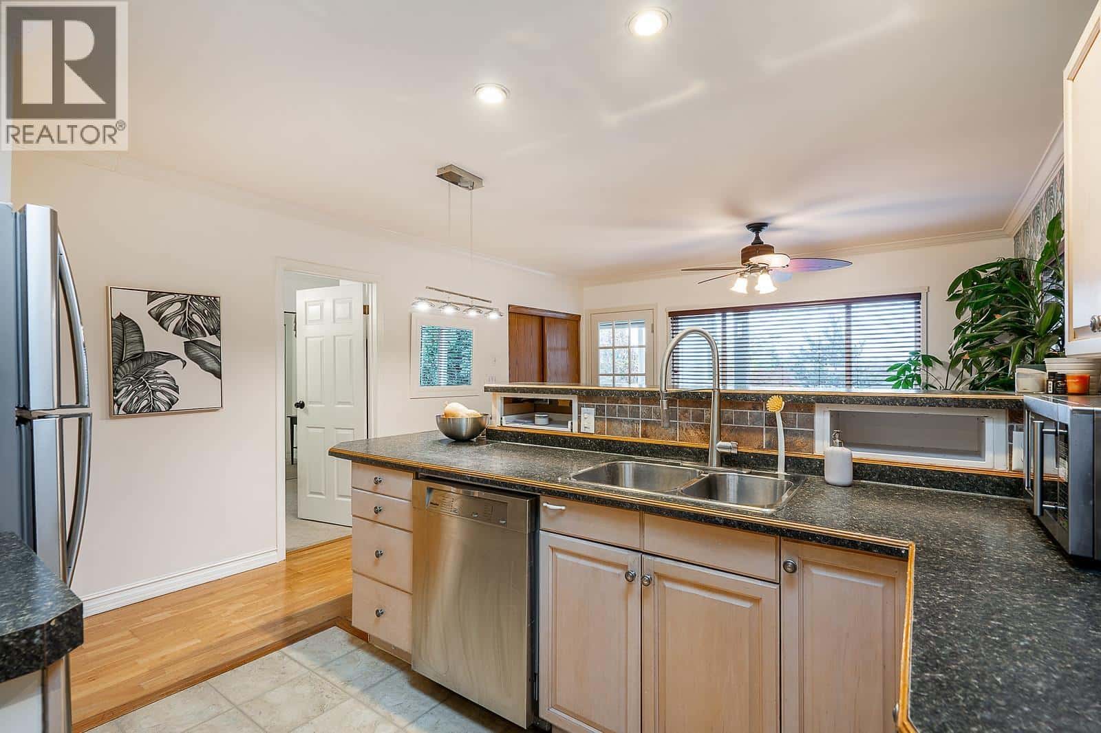 430 GARRETT STREET — New Westminster, British Columbia - Photo 4 of 40