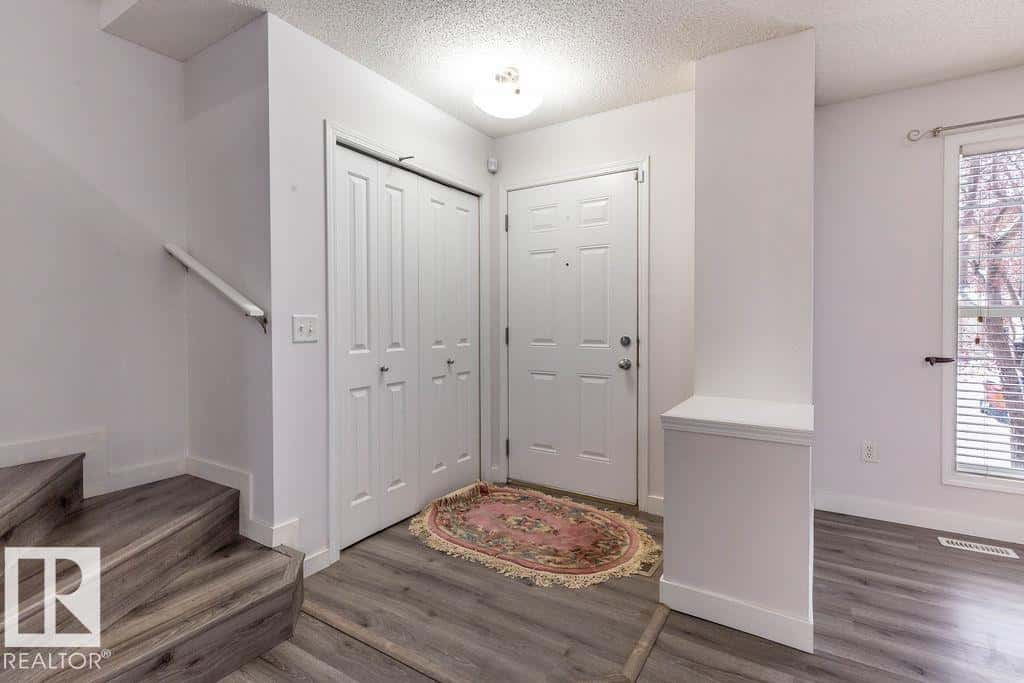 5612 202 ST NW — Edmonton, Alberta - Photo 2 of 38