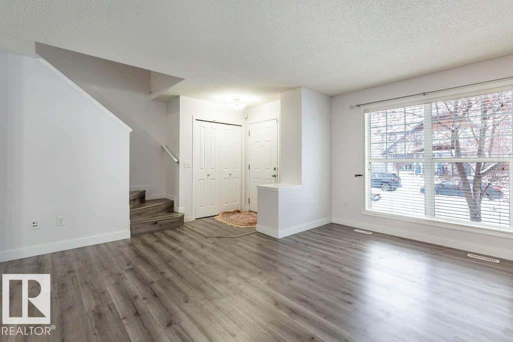 5612 202 ST NW — Edmonton, Alberta - Photo 4 of 38