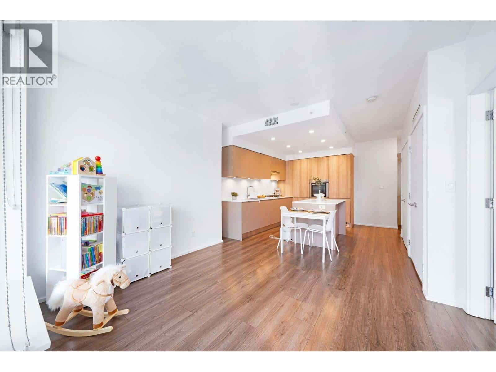 1811 3833 EVERGREEN PLACE — Burnaby, British Columbia - Photo 4 of 27