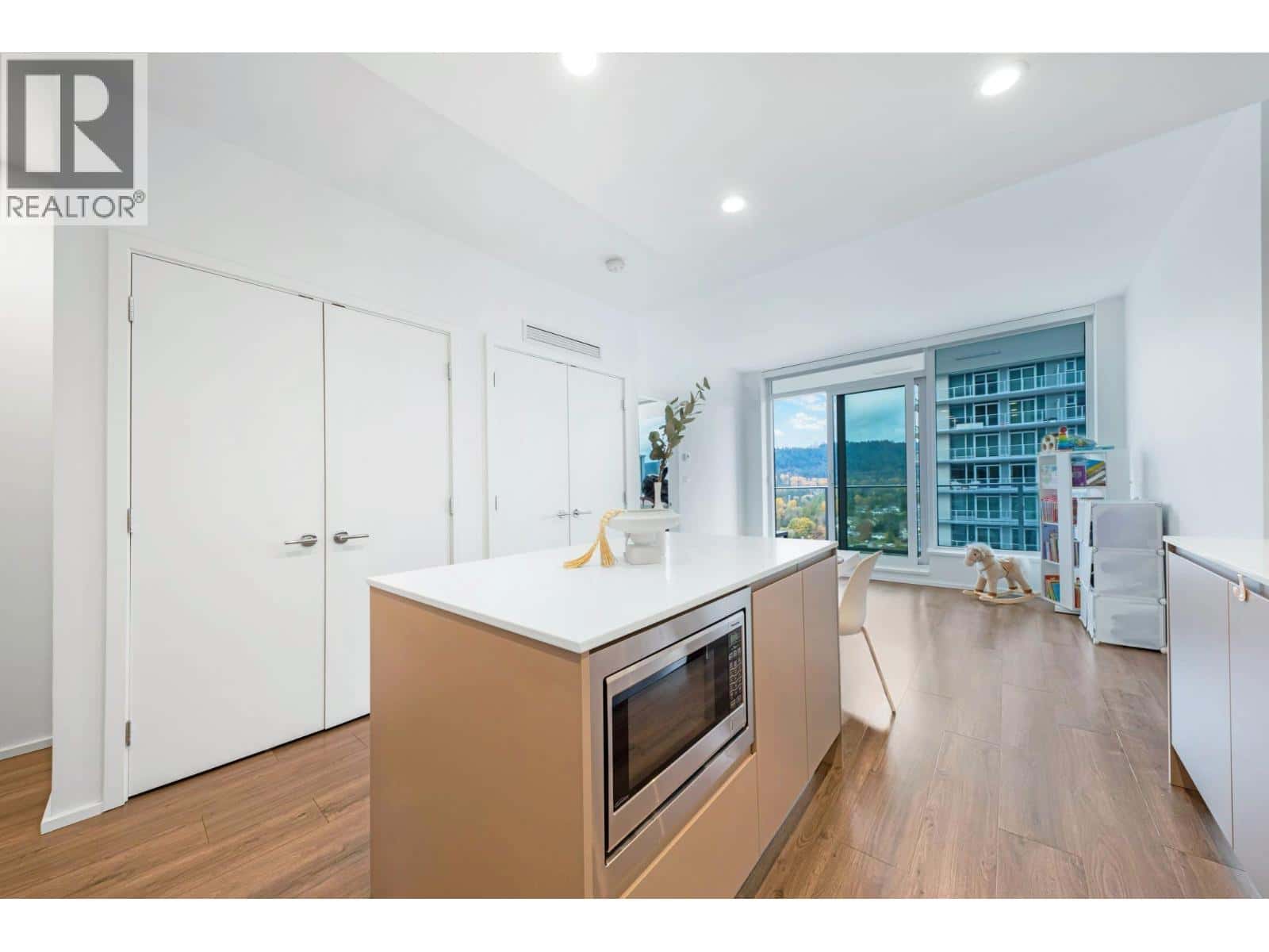 1811 3833 EVERGREEN PLACE — Burnaby, British Columbia - Photo 5 of 27