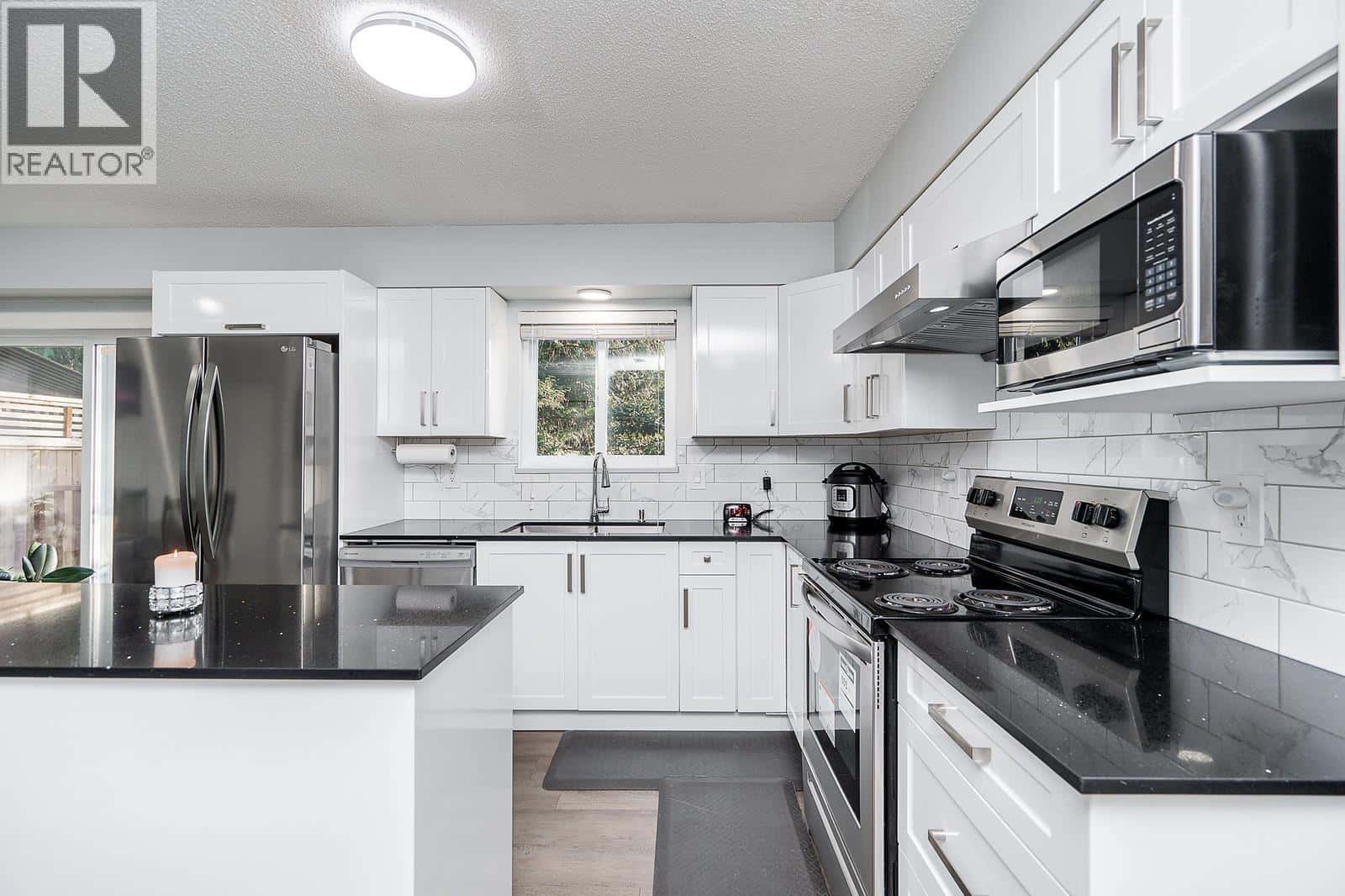 1648 ST. ALBERT AVENUE — Port Coquitlam, British Columbia - Photo 2 of 39