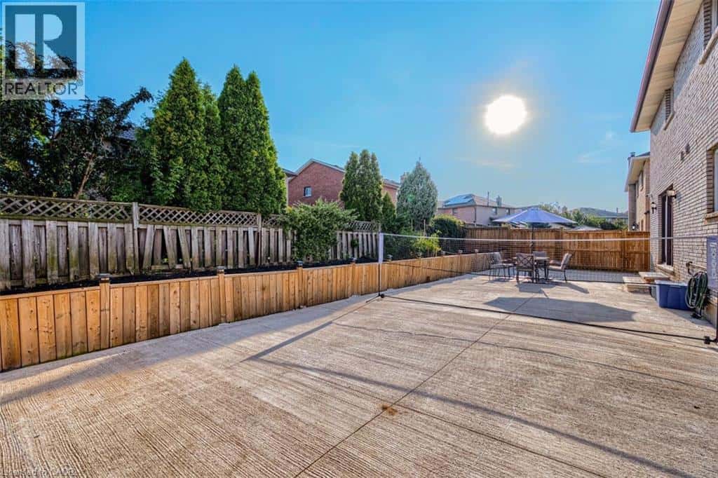 16 VOGUE Court — Stoney Creek, Ontario - Photo 2 of 50