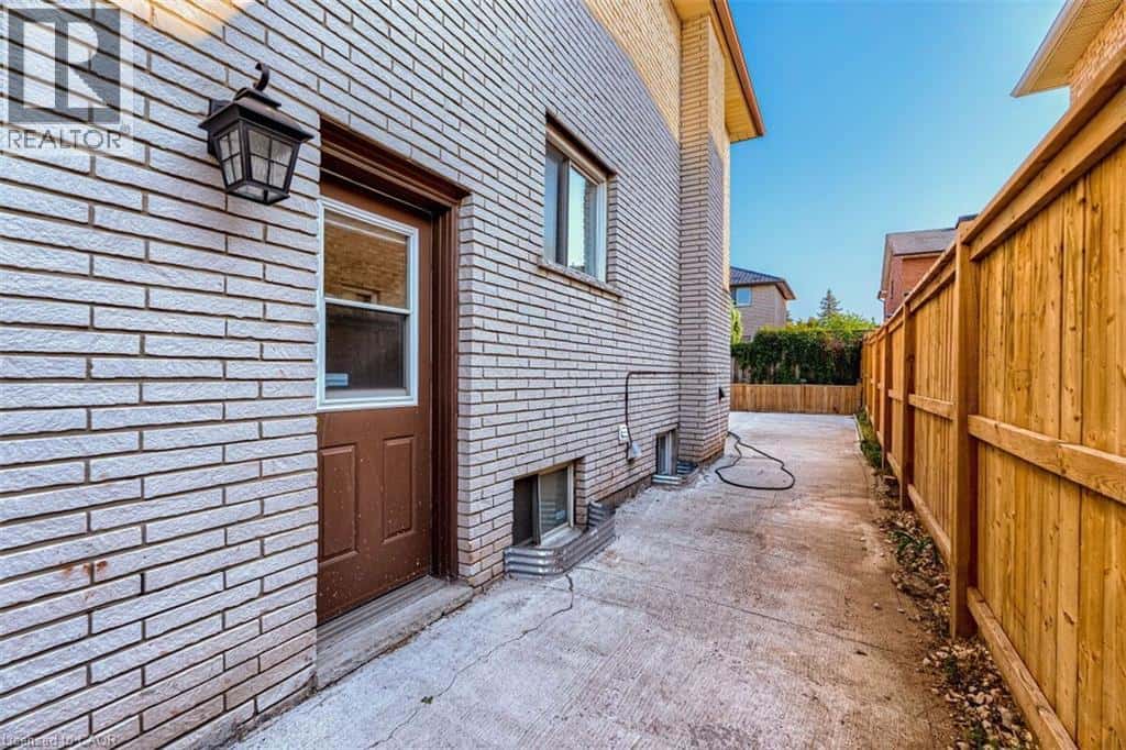 16 VOGUE Court — Stoney Creek, Ontario - Photo 3 of 50