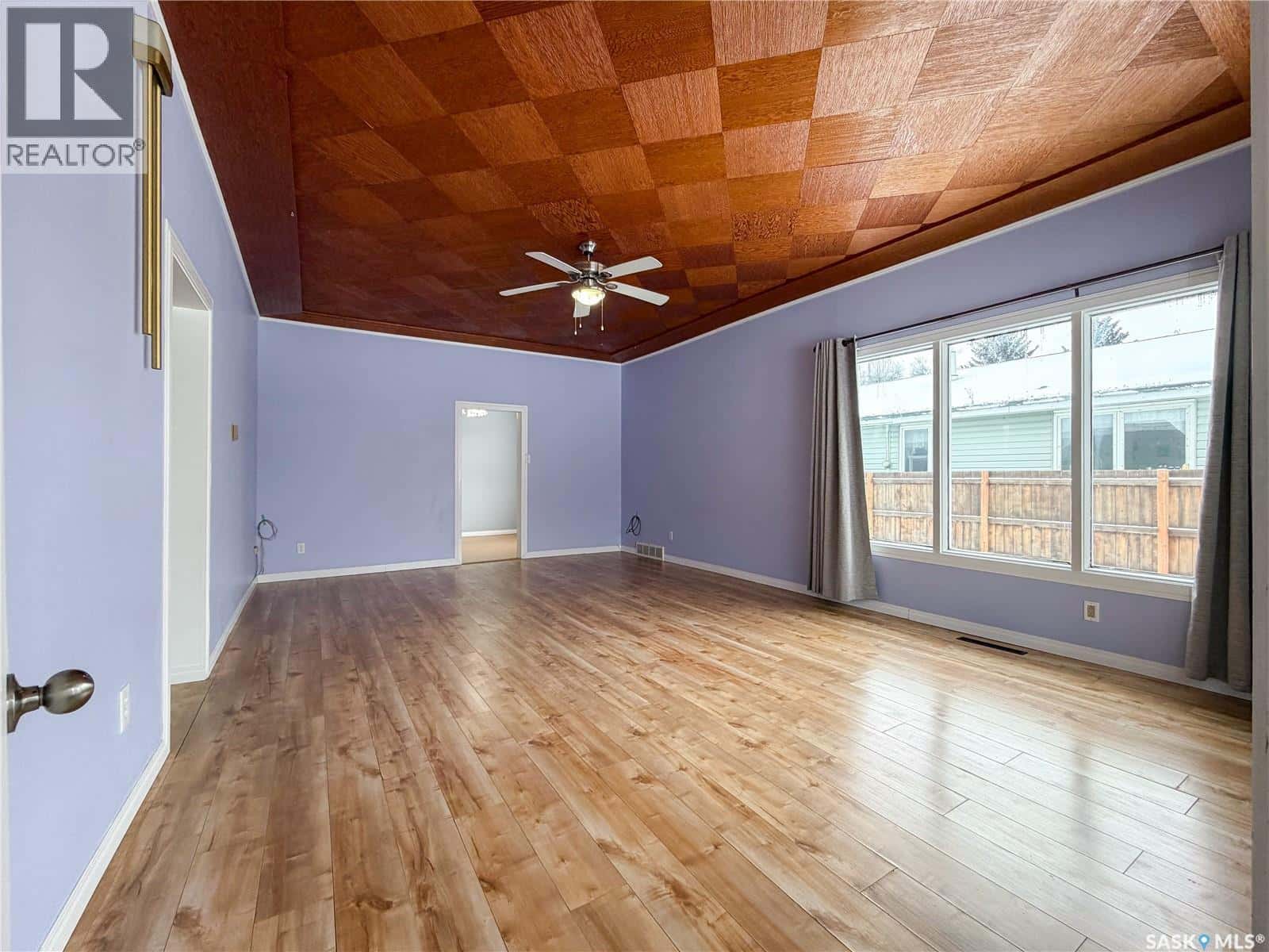 215 Brownlee STREET — Herbert, Saskatchewan - Photo 3 of 49