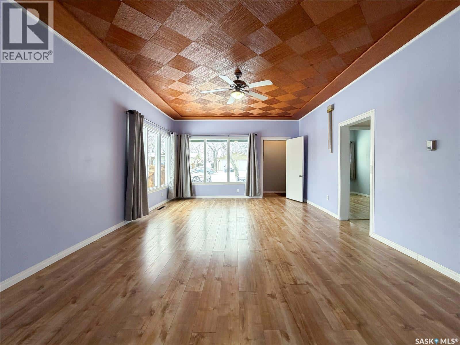 215 Brownlee STREET — Herbert, Saskatchewan - Photo 4 of 49