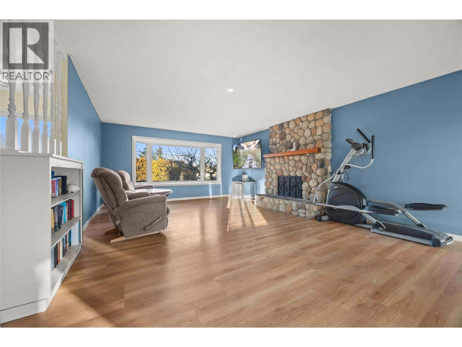 2535 Crestview Road — West Kelowna, British Columbia - Photo 4 of 32