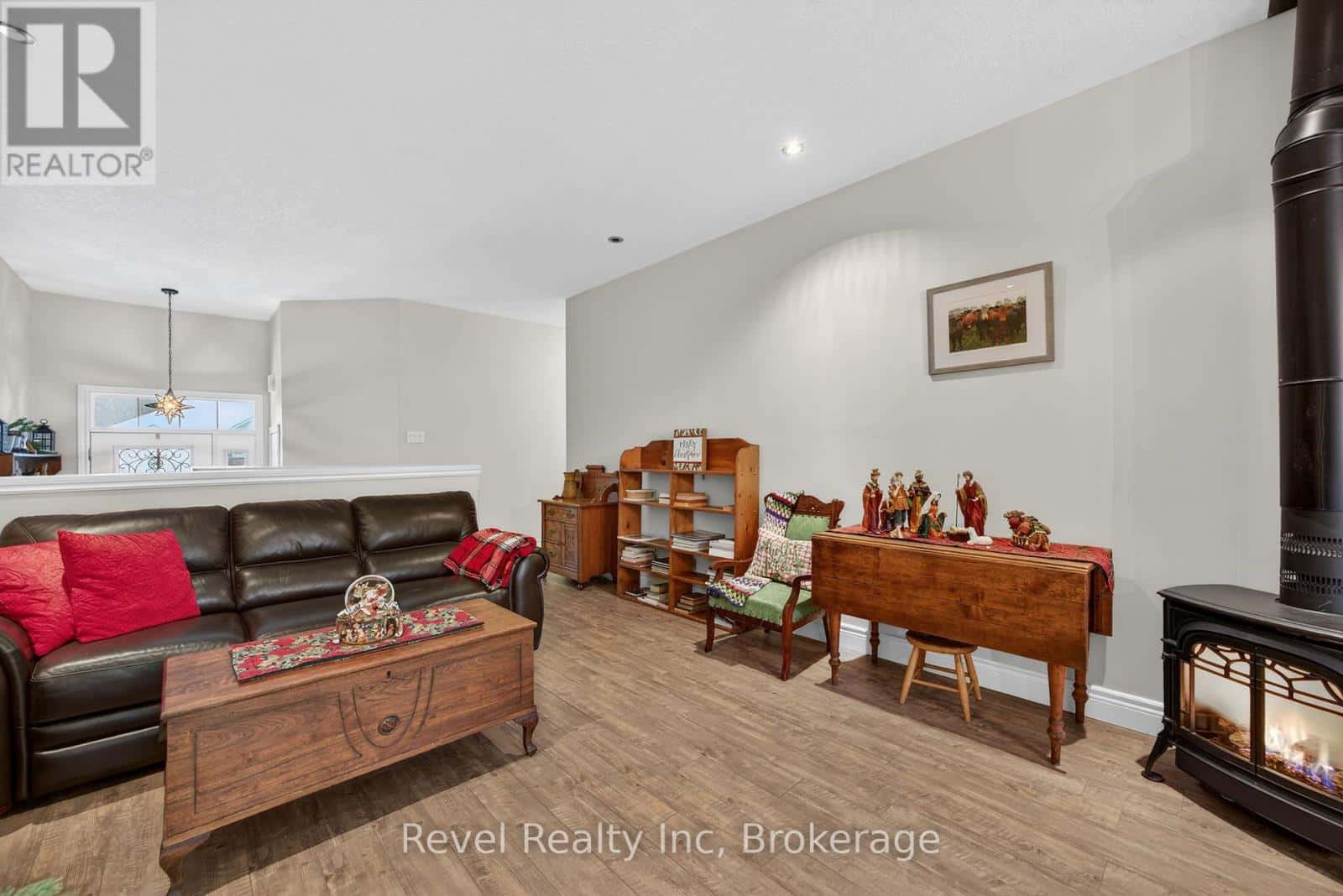 Tiny — Tiny - Photo 4 of 30