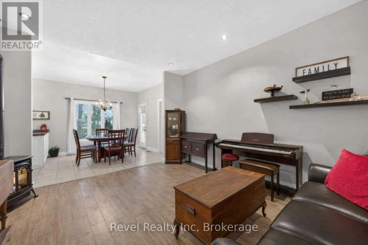 Tiny — Tiny - Photo 3 of 30