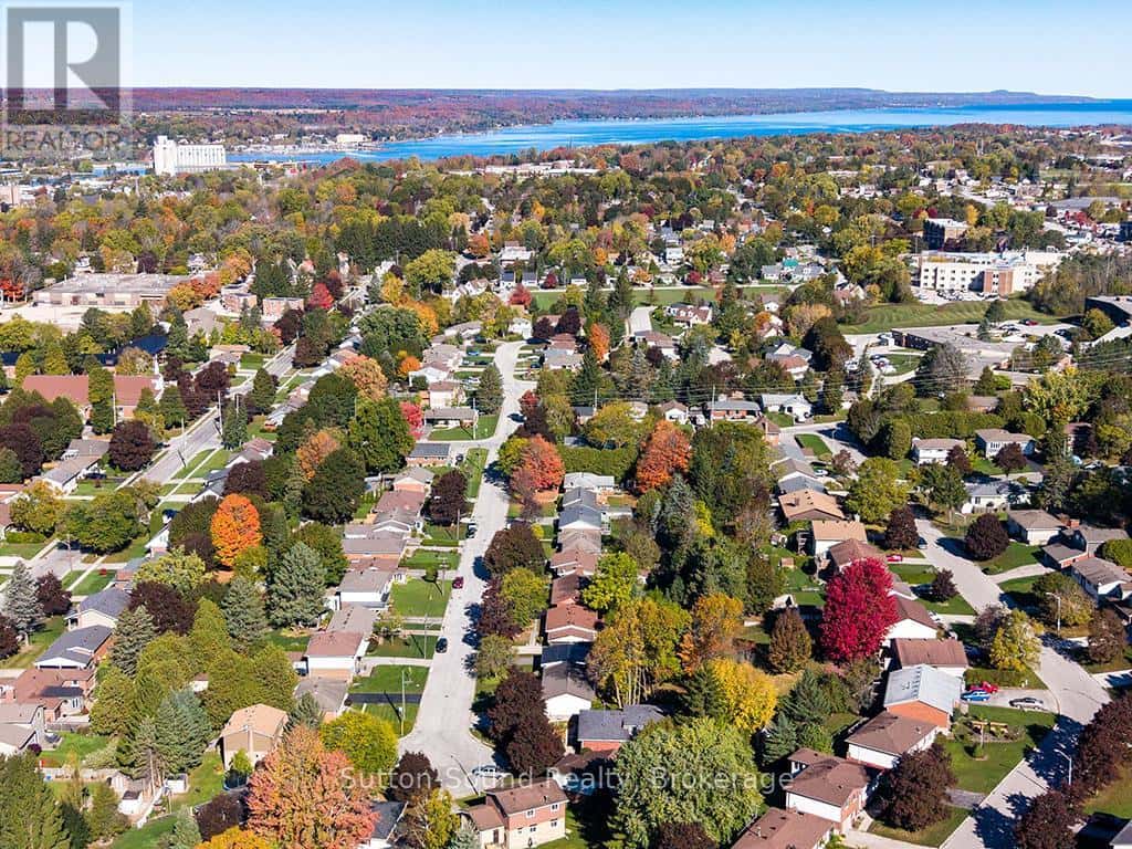 305 8TH AVENUE E — Owen Sound, Ontario - Photo 4 of 33