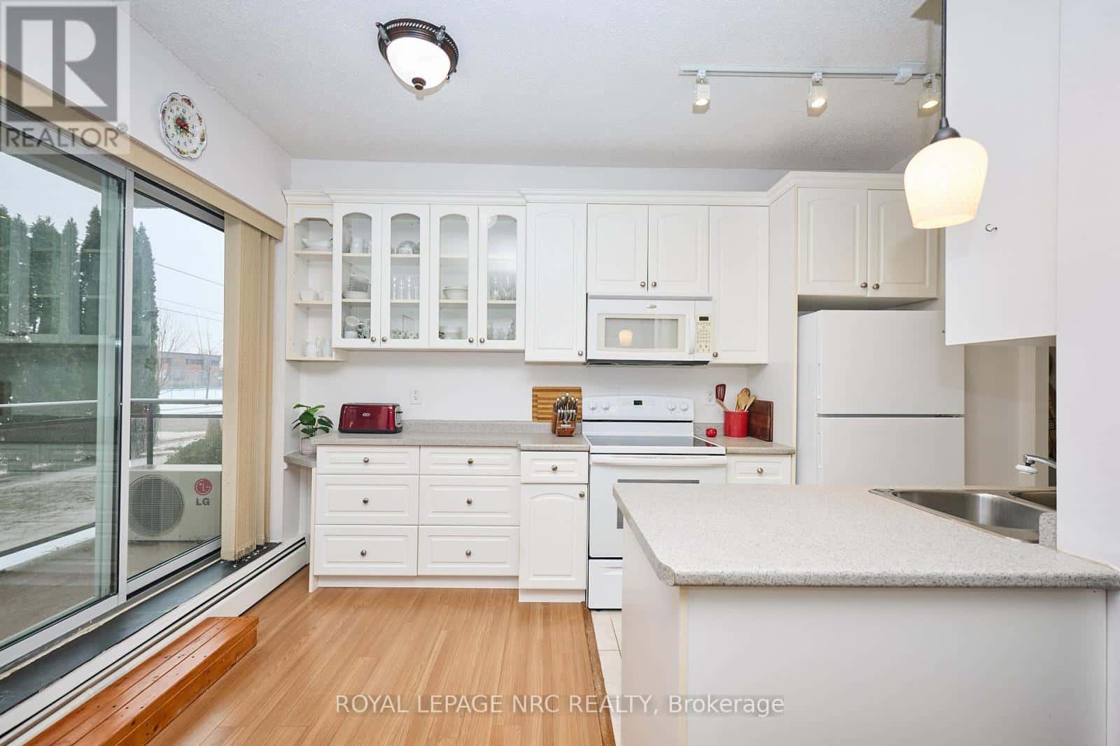 101 - 6390 HUGGINS STREET — Niagara Falls (Stamford), Ontario - Photo 2 of 26