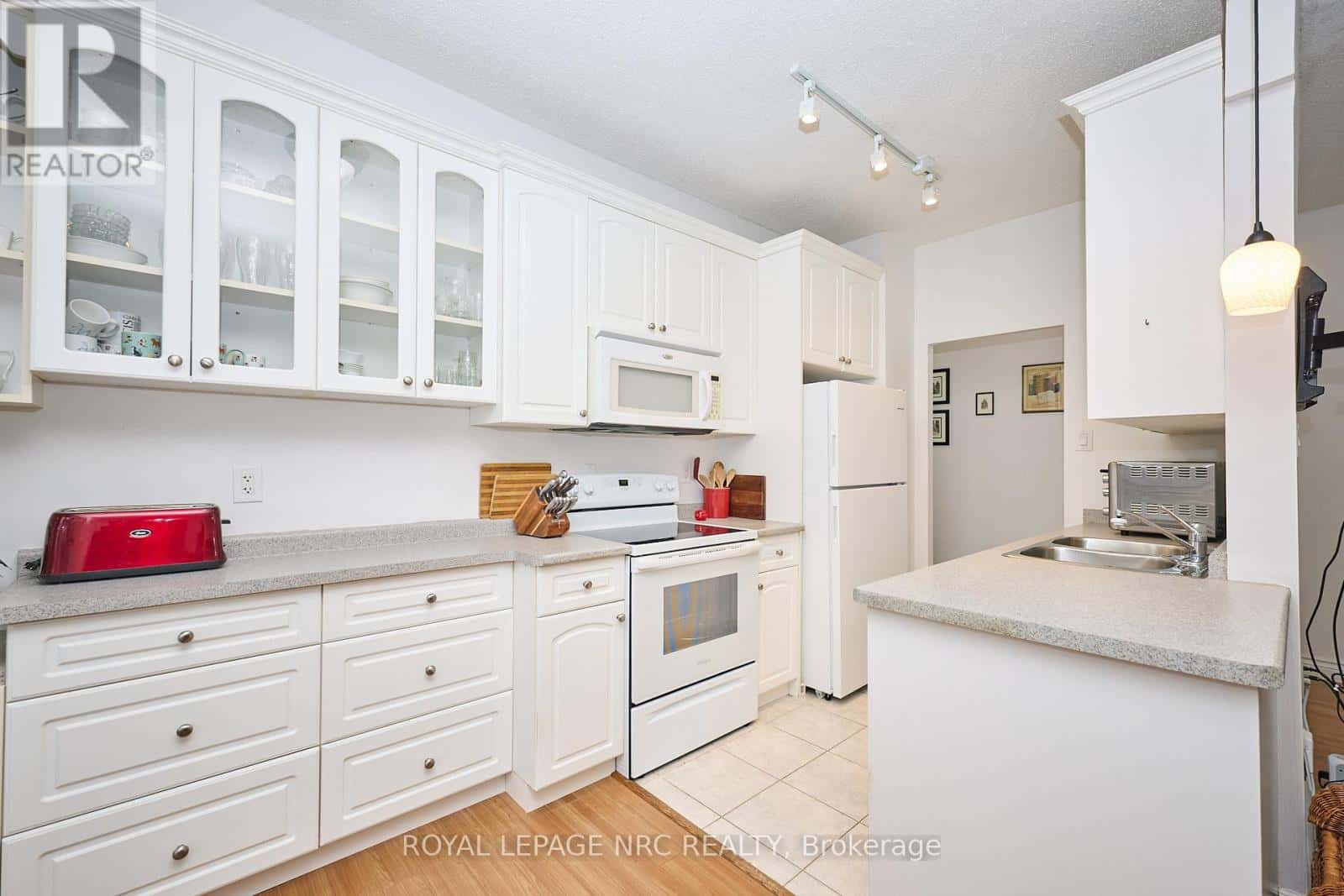 101 - 6390 HUGGINS STREET — Niagara Falls (Stamford), Ontario - Photo 3 of 26