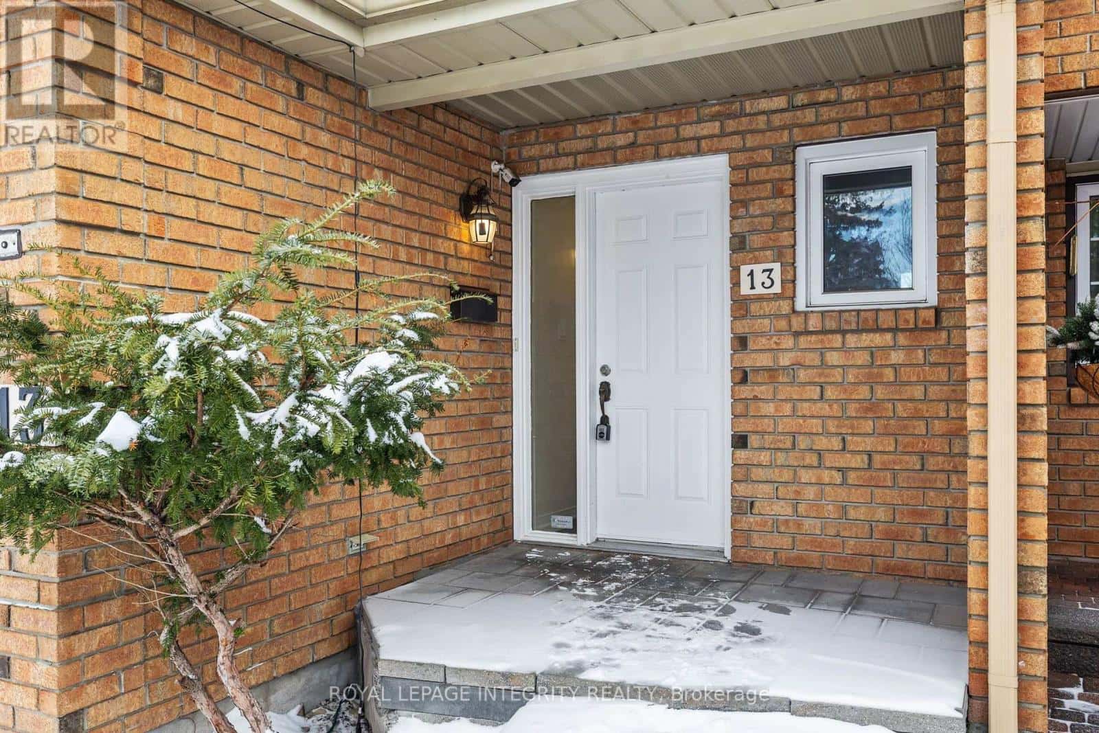 13 ROBARTS CRESCENT — Ottawa, Ontario - Photo 2 of 34