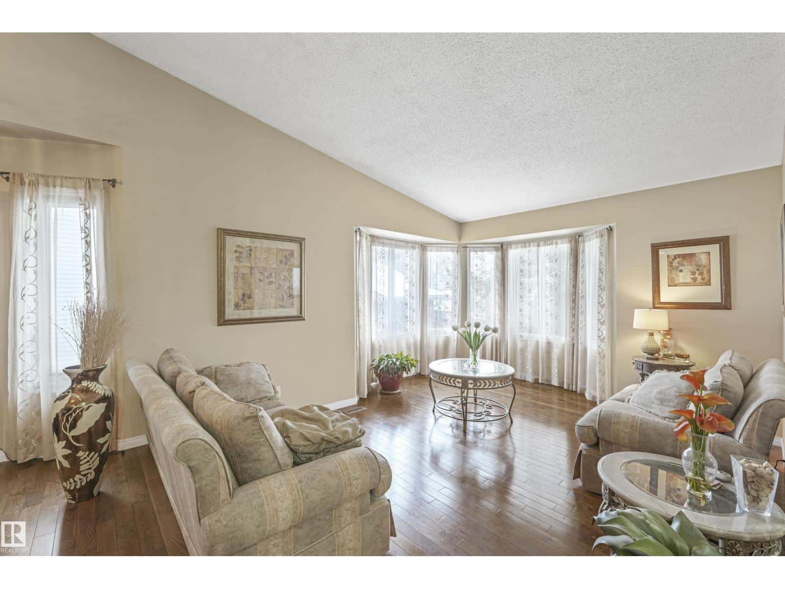 44 LENNOX DR — St. Albert, Alberta - Photo 4 of 36