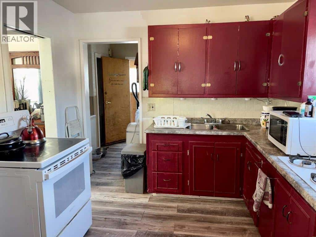 4708 50 Street — Myrnam, Alberta - Photo 3 of 14