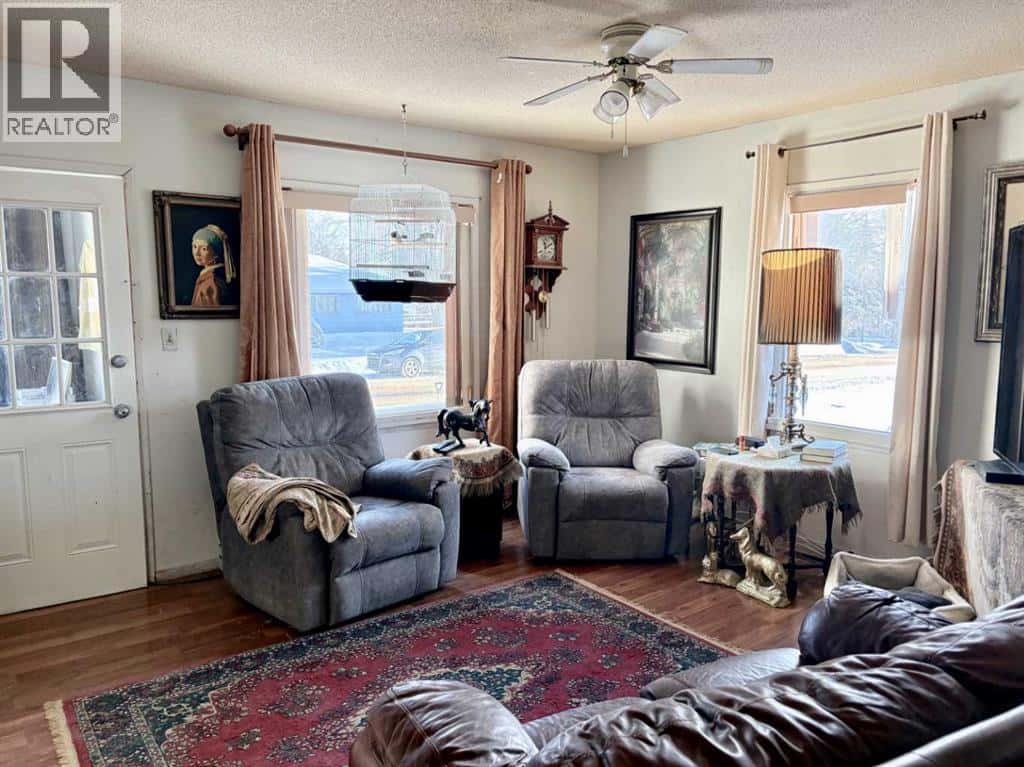 4708 50 Street — Myrnam, Alberta - Photo 4 of 14