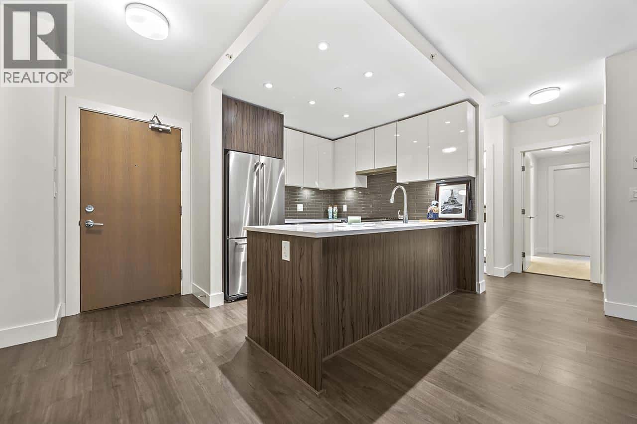 407 258 NELSON'S COURT — New Westminster, British Columbia - Photo 2 of 31