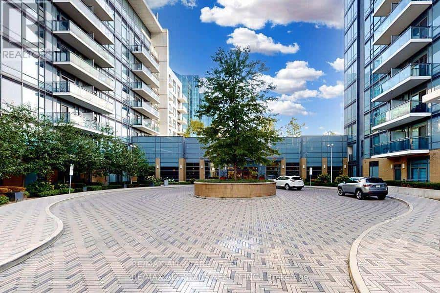 427 - 50 ANN O'REILLY ROAD — Toronto (Henry Farm), Ontario - Photo 2 of 27