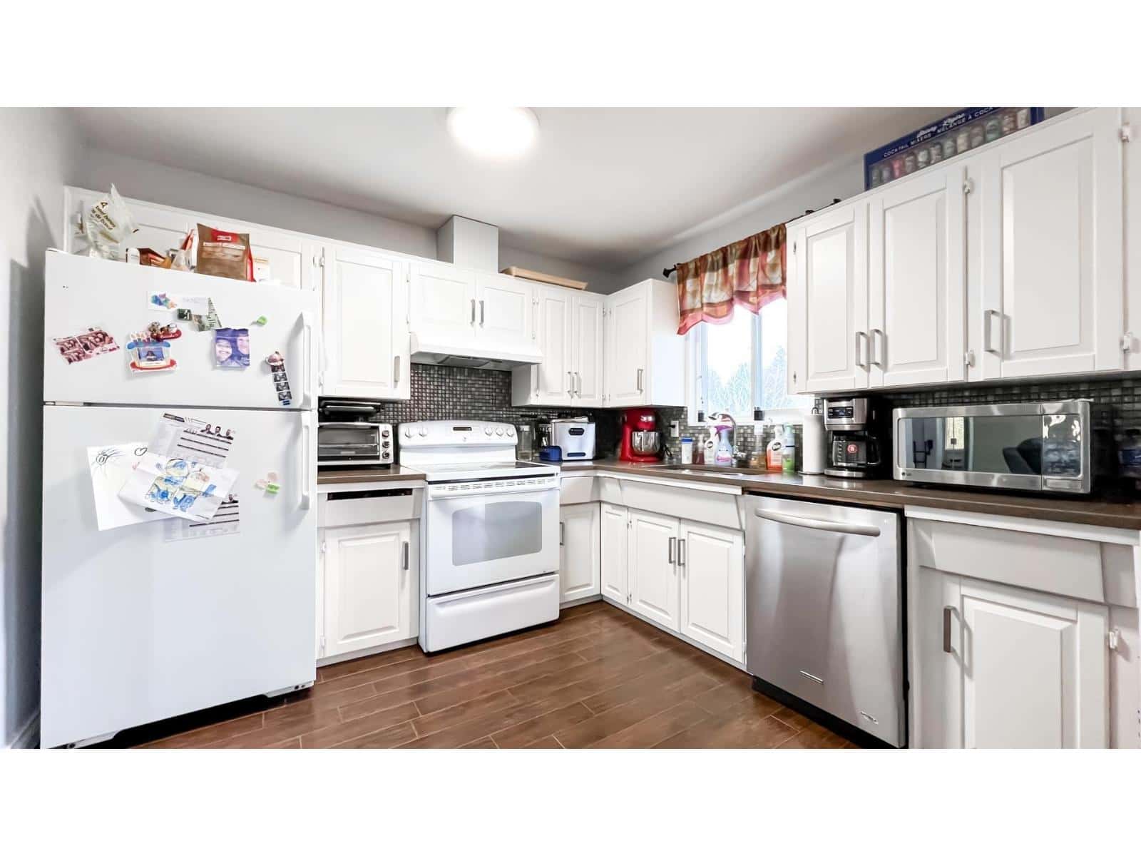 14096 66A AVENUE — Surrey, British Columbia - Photo 4 of 32