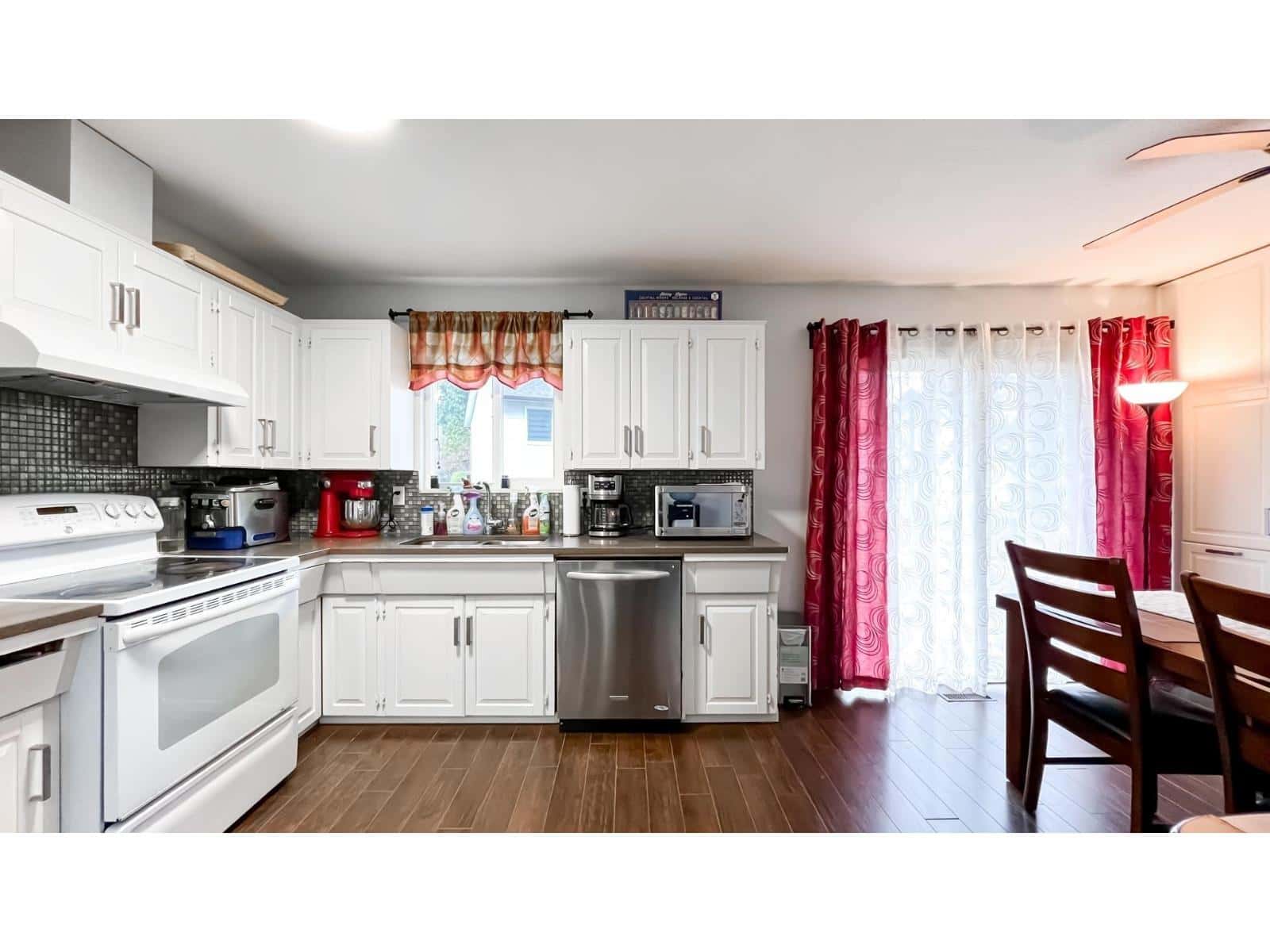 14096 66A AVENUE — Surrey, British Columbia - Photo 5 of 32