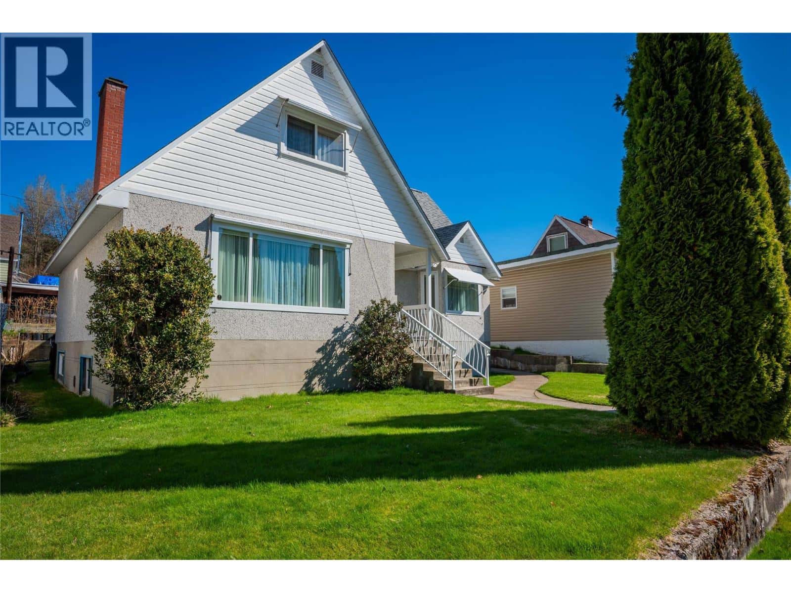 945 Thackeray Street