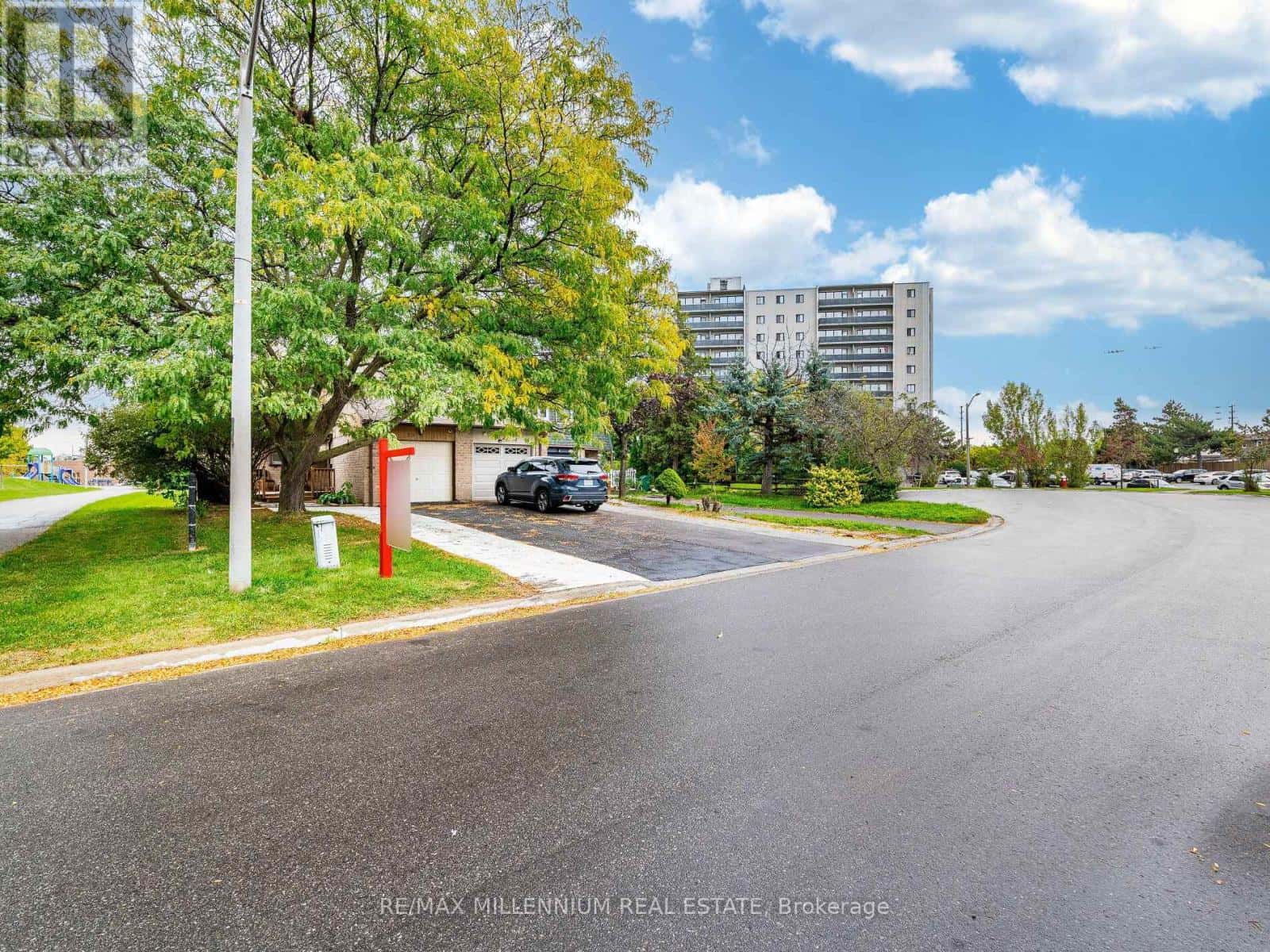 35 SCOTTSDALE COURT — Brampton (Brampton East), Ontario - Photo 2 of 50