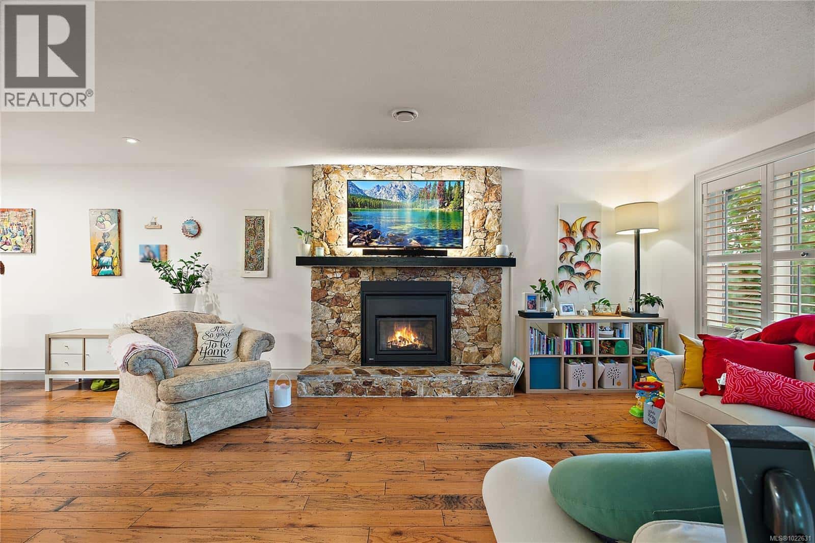 4000 Cedar Hill Rd — Saanich, British Columbia - Photo 3 of 35