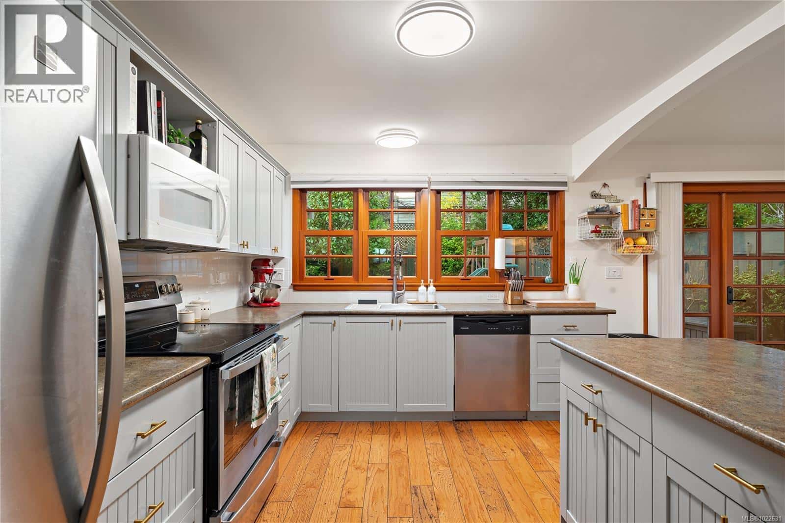 4000 Cedar Hill Rd — Saanich, British Columbia - Photo 2 of 35