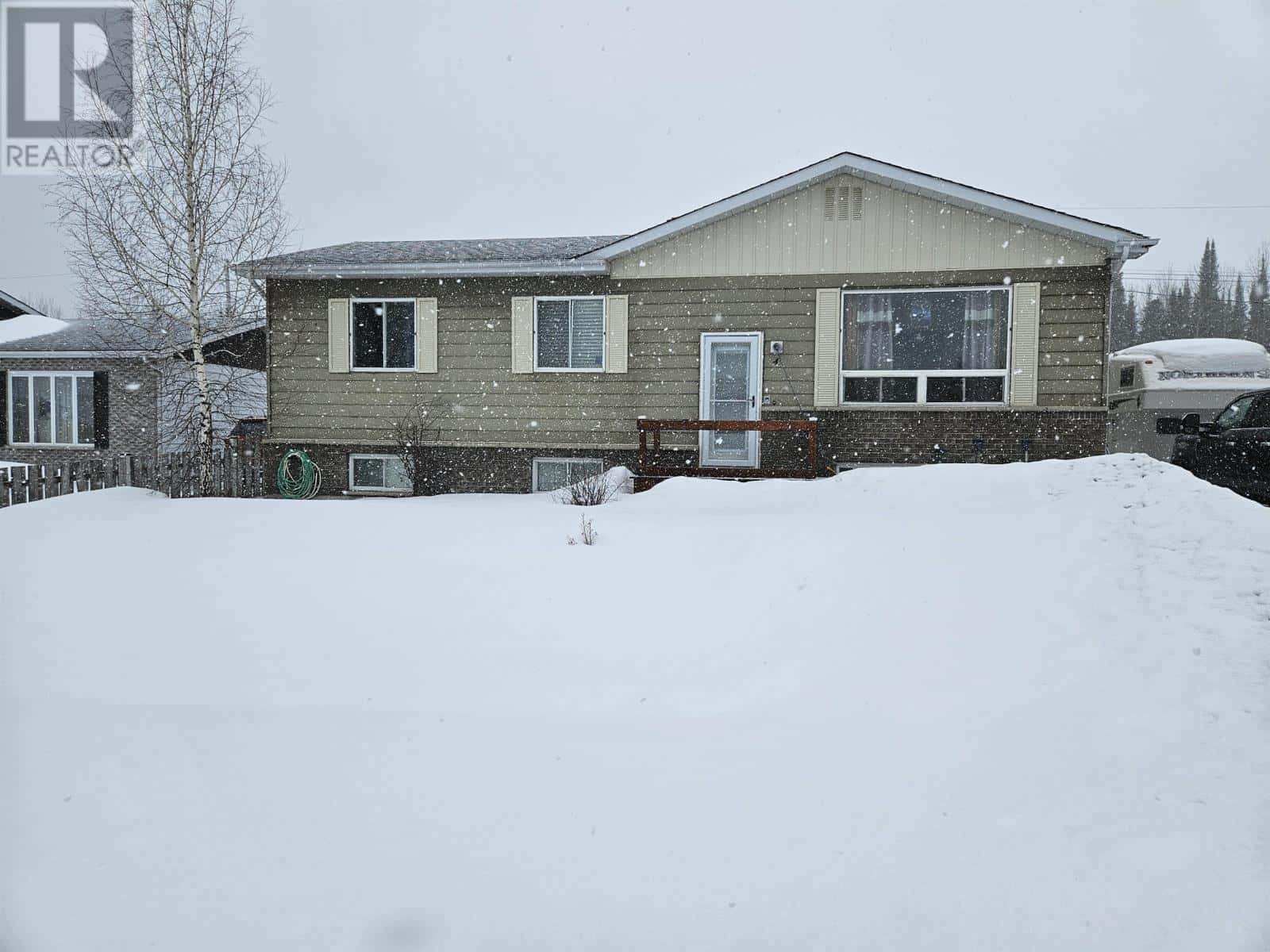 4 Fisher Ave — Manitouwadge, Ontario - Photo 2 of 29