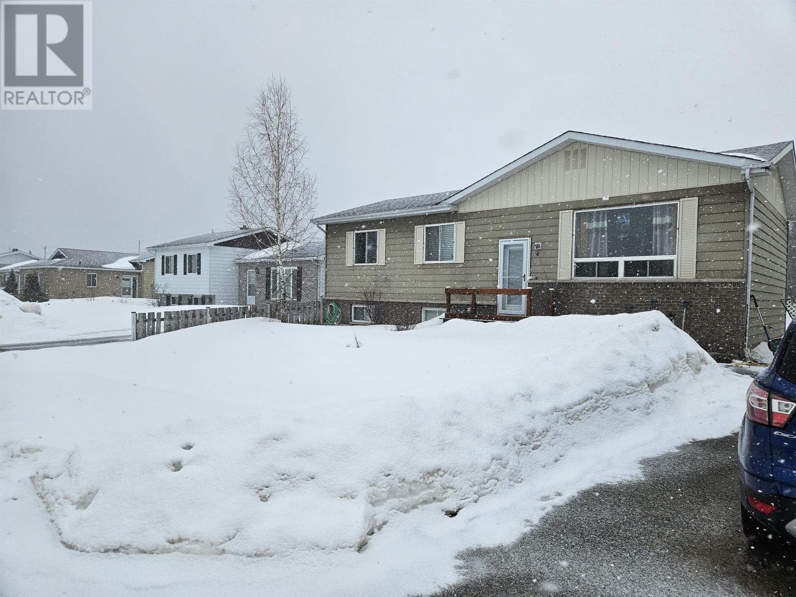 4 Fisher Ave — Manitouwadge, Ontario - Main photo