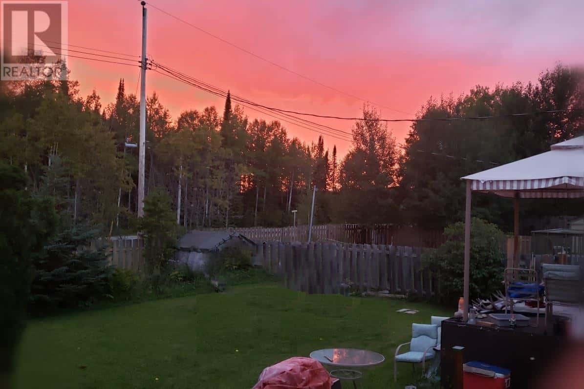 4 Fisher Ave — Manitouwadge, Ontario - Photo 3 of 29