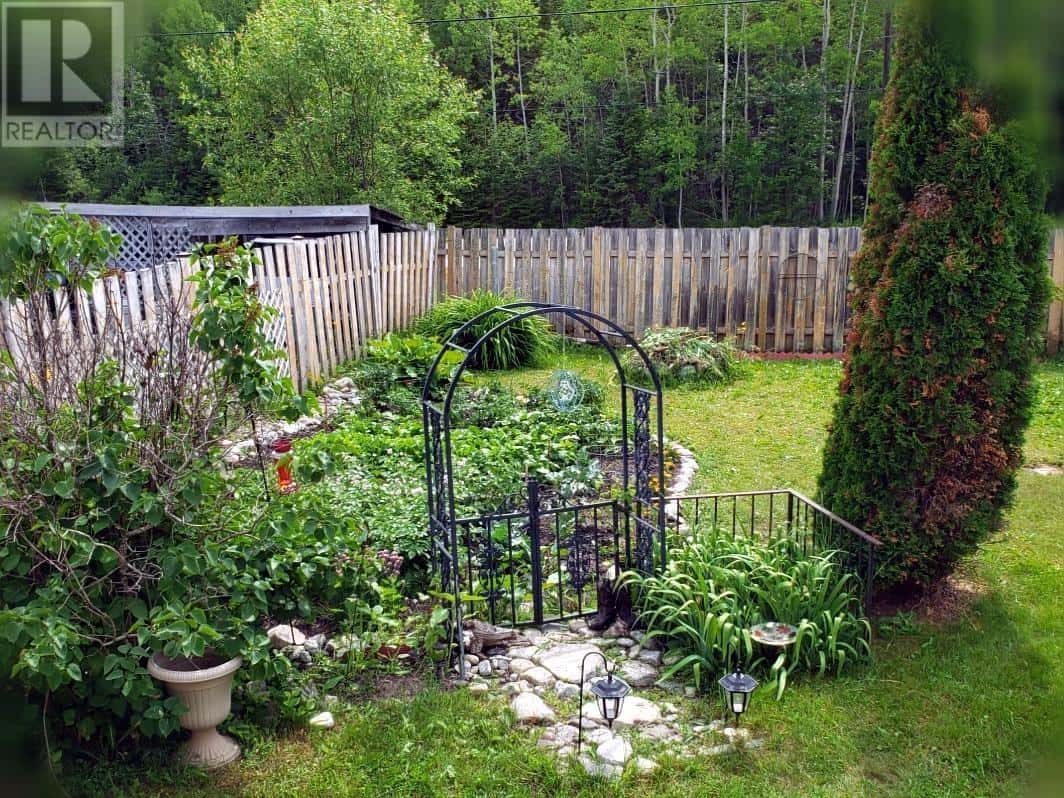 4 Fisher Ave — Manitouwadge, Ontario - Photo 5 of 29