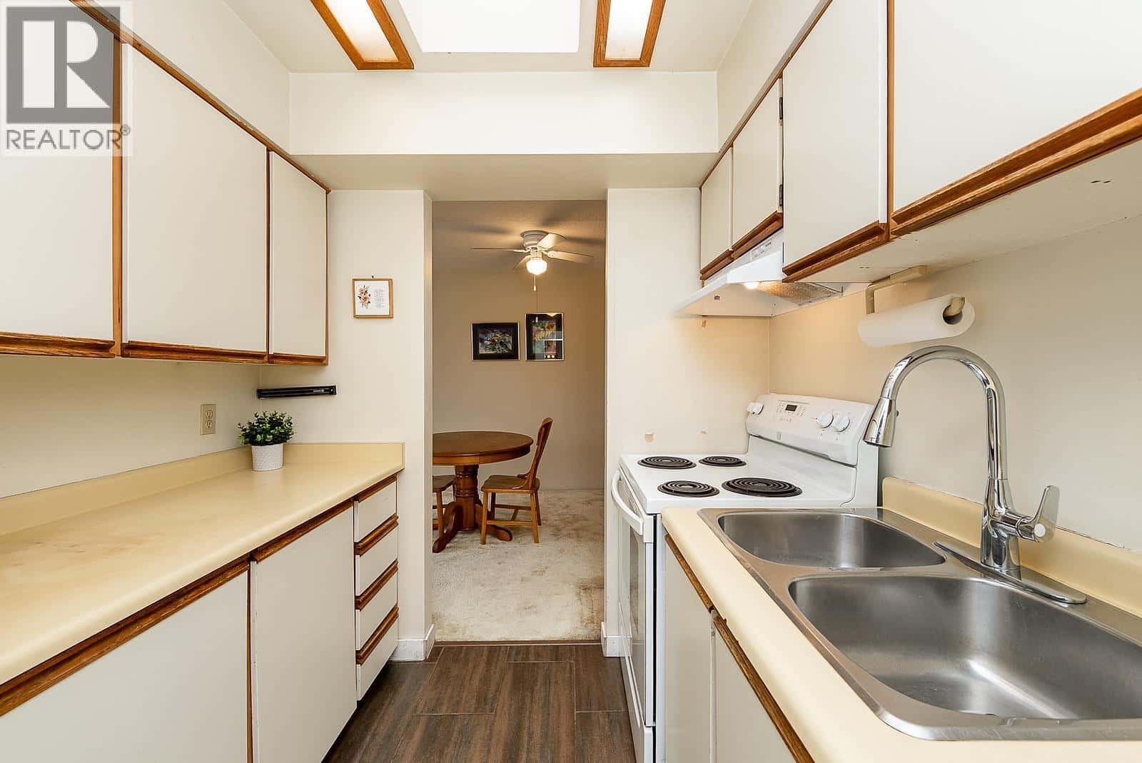 305 812 MILTON STREET — New Westminster, British Columbia - Photo 3 of 31